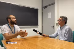 CEO Giuseppe Serpico trao đổi thẳng thắn về mô hình chiến lược phát triển công nghệ lượng tử của Italy. (Ảnh: Hải Linh/TTXVN)