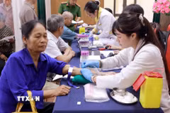 Kỹ thuật viên lấy mẫu máu thân nhân liệt sỹ phục vụ xét nghiệm ADN, xác định danh tính hài cốt liệt sỹ. (Ảnh: Hoàng Hùng/TTXVN)