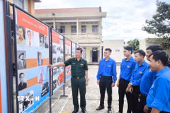 Thanh niên Vĩnh Long tìm hiểu lịch sử tàu không số. (Ảnh: Huỳnh Phúc Hậu/TTXVN)
