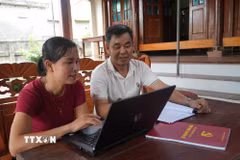 Yêu cầu đặt ra với cán bộ trẻ xóm Phong Phú, xã Đại Đồng có điểm chung là phải nhanh nhạy với công nghệ nhưng cũng sâu sát cơ sở, hiểu dân và biết phát huy lợi thế địa phương. (Ảnh: Bích Huệ/TTXVN)