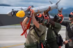 Lính thủy đánh bộ Mỹ lắp tên lửa AIM-9X Sidewinder lên máy bay F/A-18D Hornet. (Ảnh: TTXVN phát)