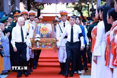 Thủ tướng Lê Minh Hưng và nguyên Ủy viên Bộ Chính trị, nguyên Chủ tịch nước Nguyễn Minh Triết cùng các đại biểu đưa hài cốt các Anh hùng liệt sỹ rời Công viên Lê Thị Riêng. (Ảnh: Dương Giang/TTXVN)