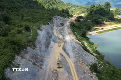 Dự án cao tốc Hòa Bình-Mộc Châu đoạn qua tỉnh Phú Thọ sử dụng nguồn vốn ngân sách Trung ương và ngân sách Tỉnh do Ban quản lý Dự án đầu tư xây dựng các công trình giao thông tỉnh Hòa Bình cũ làm chủ đầu tư. (Ảnh: Quốc Khánh/TTXVN)