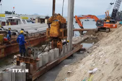 Dự án khắc phục khẩn cấp tuyến kè bảo vệ sông Thu Bồn khu vực An Lương (xã Duy Nghĩa) với tổng mức đầu tư 210 tỷ đồng, quy mô gồm 2 đoạn với tổng chiều dài khoảng 1.475m. (Ảnh: Anh Dũng/TTXVN)
