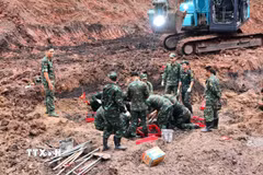 Công tác tìm kiếm, quy tập hài cốt liệt sỹ tại khu vực B, công viên Lê Thị Riêng. (Ảnh: TTXVN phát)