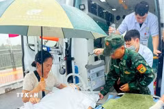 Biên phòng Việt Nam và Trung Quốc phối hợp mở luồng xanh cho xe cứu thương cấp cứu bệnh nhân vì mục đích nhân đạo. (Ảnh: TTXVN phát)