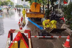 (Tư liệu) Công nhân ứng trực, xử lý thoát nước trên phố Minh Khai. (Ảnh: Thanh Tùng/TTXVN)
