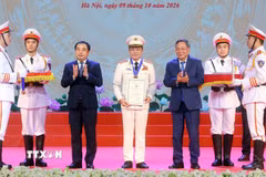 Ủy viên Bộ Chính trị, Bí thư Thành ủy Hà Nội Trần Đức Thắng và Phó Bí thư Thành ủy Hà Nội Nguyễn Văn Phong trao Bằng chứng nhận, vinh danh "Công dân Thủ đô ưu tú" năm 2026 cho Trung tướng, Anh hùng lực lượng vũ trang nhân dân Nguyễn Thanh Tùng, Ủy viên Ban Thường vụ Thành ủy Hà Nội, Bí thư Đảng ủy, Giám đốc Công an thành phố Hà Nội. (Ảnh: Phạm Kiên/TTXVN)