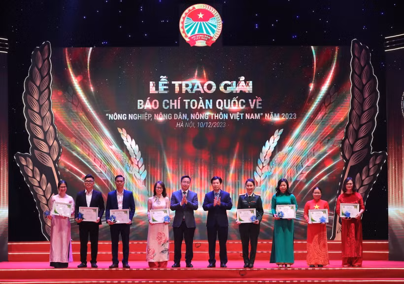Trao giải cho các tác phẩm đoạt giải chuyên đề. (Ảnh: Hoàng Hiếu/TTXVN)