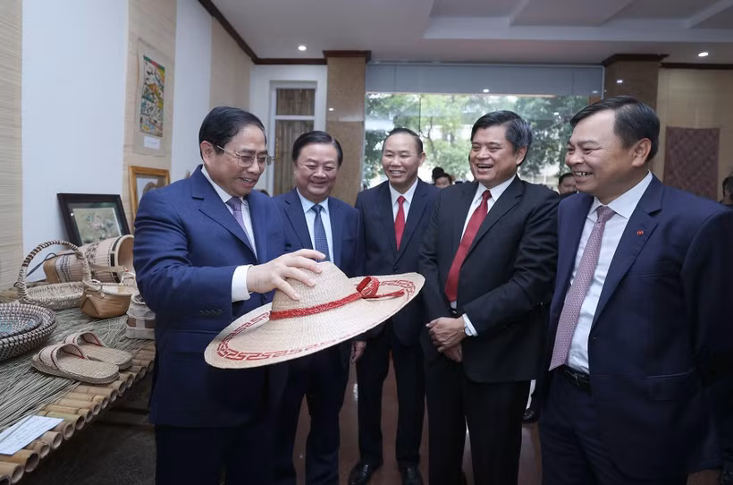Thủ tướng Phạm Minh Chính xem trưng bày các sản phẩm nông nghiệp, thủ công mỹ nghệ. (Ảnh: Dương Giang/TTXVN)