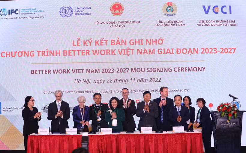 Ký kết Bản ghi nhớ về thực hiện Chương trình Better Work giai đoạn 2023-2027. (Ảnh: PV/Vietnam+)