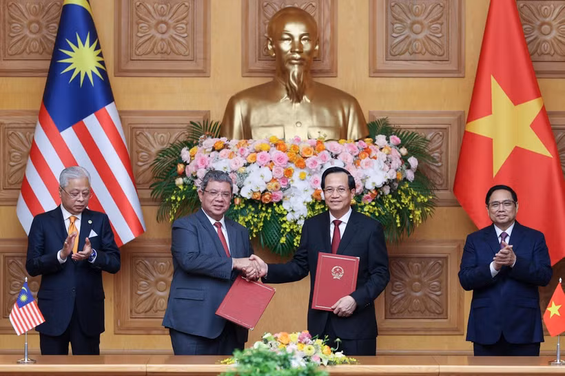 Trao đổi “Bản ghi nhớ về tuyển dụng, việc làm và hồi hương lao động giữa Chính phủ Việt Nam và Chính phủ Malaysia”. (Ảnh: PV/Vietnam+)