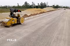 Các phương tiện, máy móc đang gấp rút thi công, đẩy nhanh tiến độ thực hiện dự án. (Ảnh Thu Hoài/TTXVN)