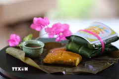 Những cặp bánh phu thê buộc lạt giang xinh xắn nằm gọn trong lá xanh, như những lời chúc bình an được gói ghém cẩn thận. (Ảnh: Đỗ Huyền/TTXVN)