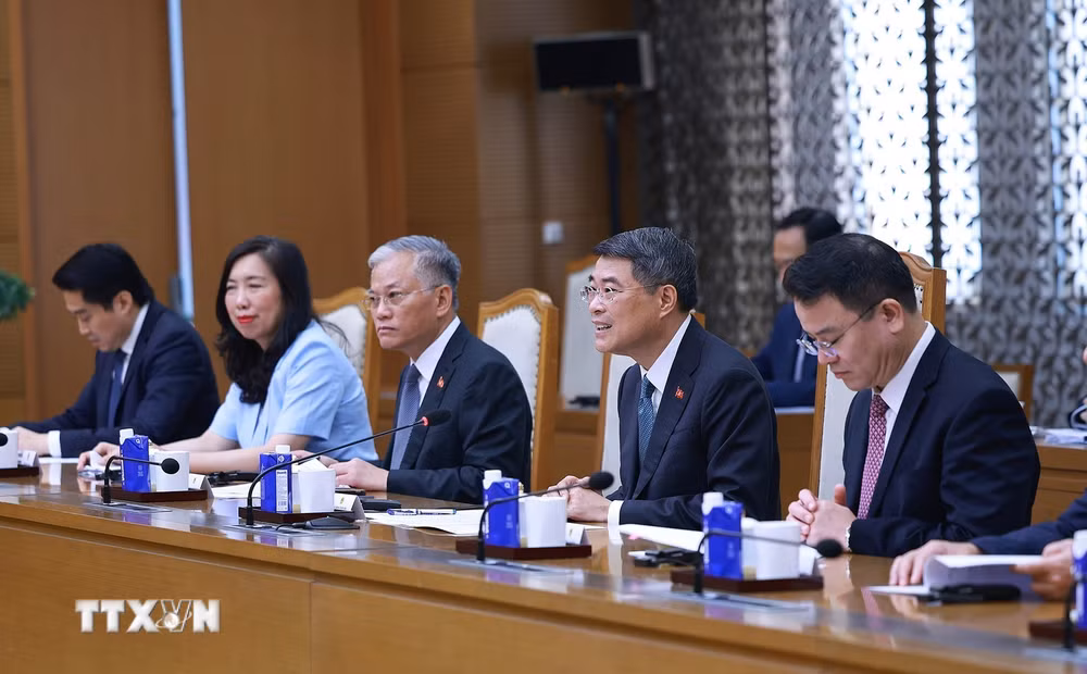 ttxvn_thu-tuong-le-minh-hung-tiep-bo-truong-tai-chinh-luxembourg-8852.jpg