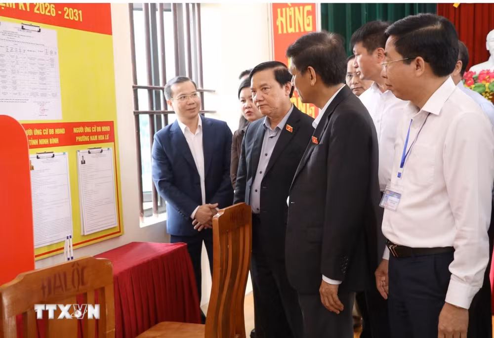 ttxvn-pho-chu-tich-quoc-hoi-nguyen-khac-dinh-kiem-tra-cong-tac-chuan-bi-bau-cu-tai-ninh-binh-27-2.jpg