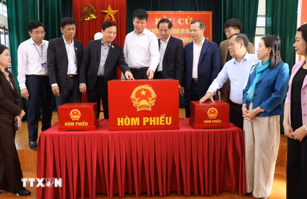 ttxvn-pho-chu-tich-quoc-hoi-nguyen-khac-dinh-kiem-tra-cong-tac-chuan-bi-bau-cu-tai-ninh-binh-27-1.jpg