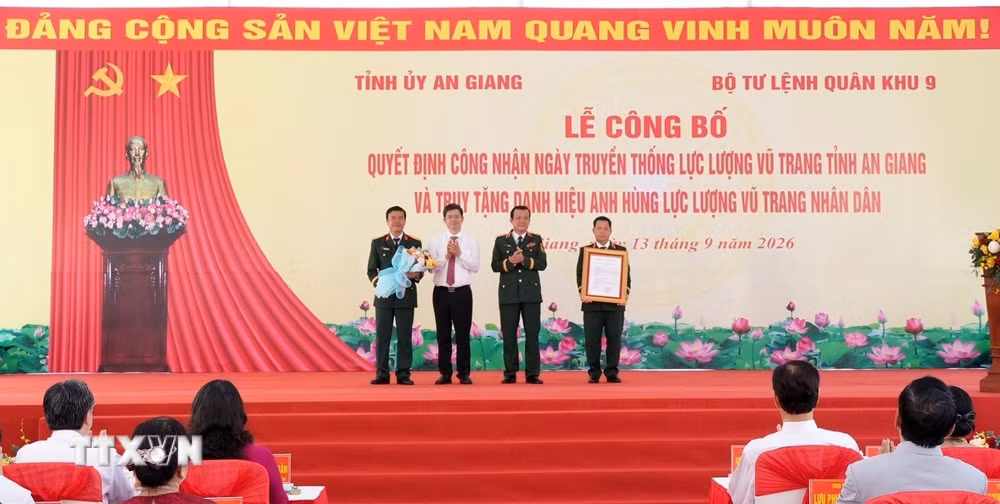 ttxvn-pho-chu-tich-nuoc-du-le-cong-bo-quyet-dinh-cong-nhan-ngay-truyen-thong-llvt-tinh-an-giang-1309-4.jpg