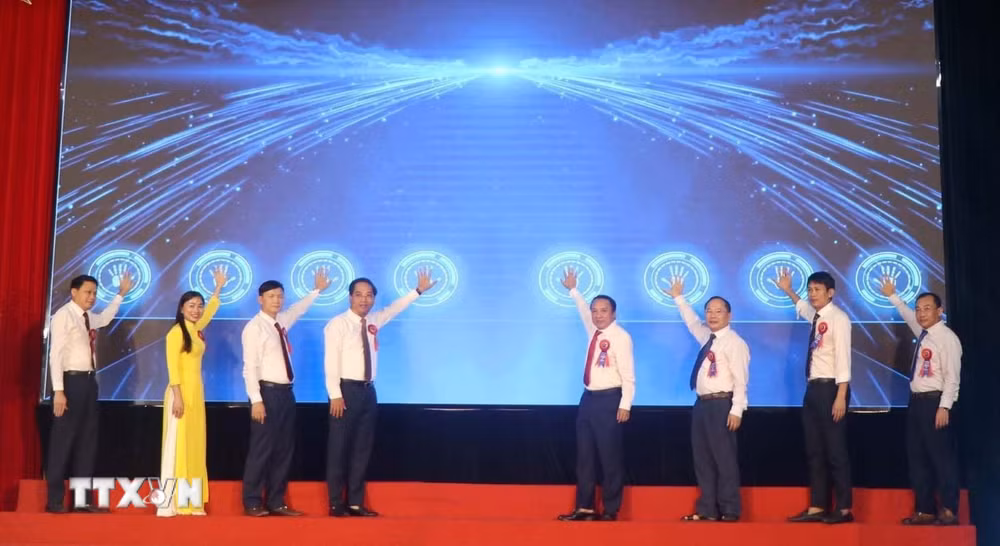 ttxvn-nghe-an-khai-truong-trung-tam-dieu-hanh-thong-minh-ioc-3008.jpg