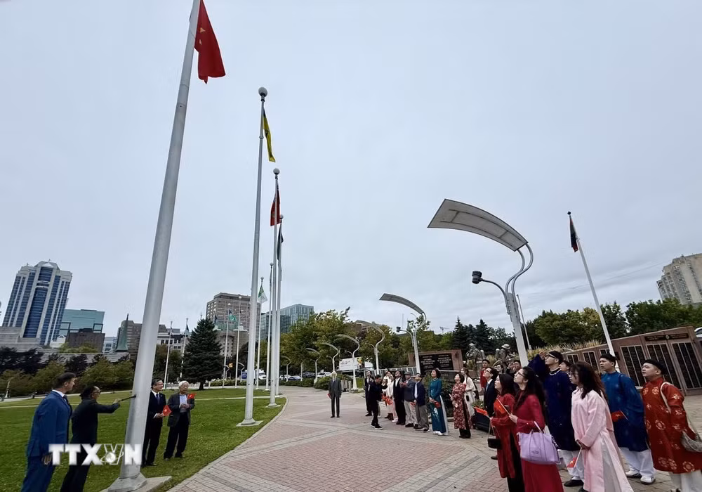 ttxvn-cong-dong-nguoi-viet-trang-trong-to-chuc-le-thuong-co-tai-ottawa-canada-0309.jpg