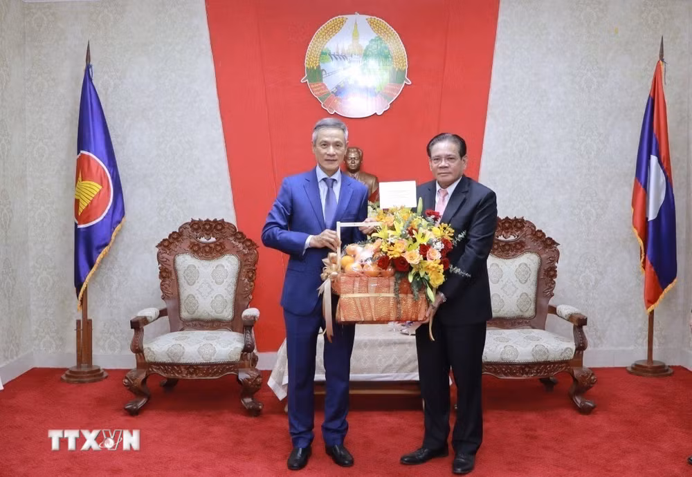 ttxvn-dai-su-quan-viet-nam-tai-campuchia-chuc-mung-50-nam-quoc-khanh-lao-0312.jpg
