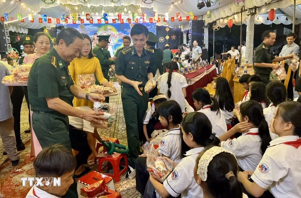 ttxvn_bdbp-quang-tri-mang-trung-thu-den-voi-tre-em-bien-gioi-viet-lao-9042340.jpg