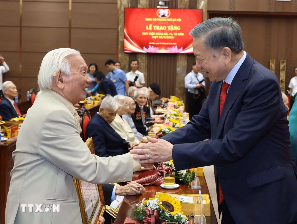 ttxvn-tong-bi-thu-chu-tich-nuoc-to-lam-du-le-trao-tang-huy-hieu-dang-80-75-70-nam-dot-292026-2.jpg