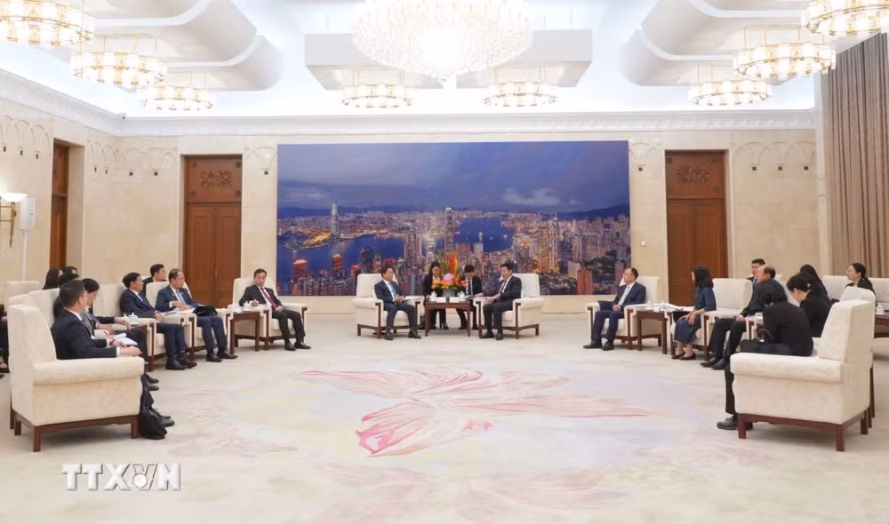 ttxvn_pho-chu-tich-quoc-hoi-chu-tich-nhom-nghi-si-huu-nghi-viet-trung-gap-chu-tich-nhom-nghi-si-huu-nghi-trung-viet-5652.jpg