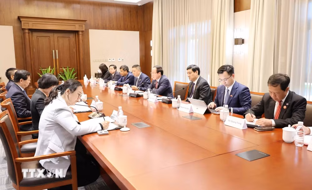 ttxvn_pho-thu-tuong-le-tien-chau-tham-va-lam-viec-tai-dai-hoc-thanh-hoa-1410.jpg