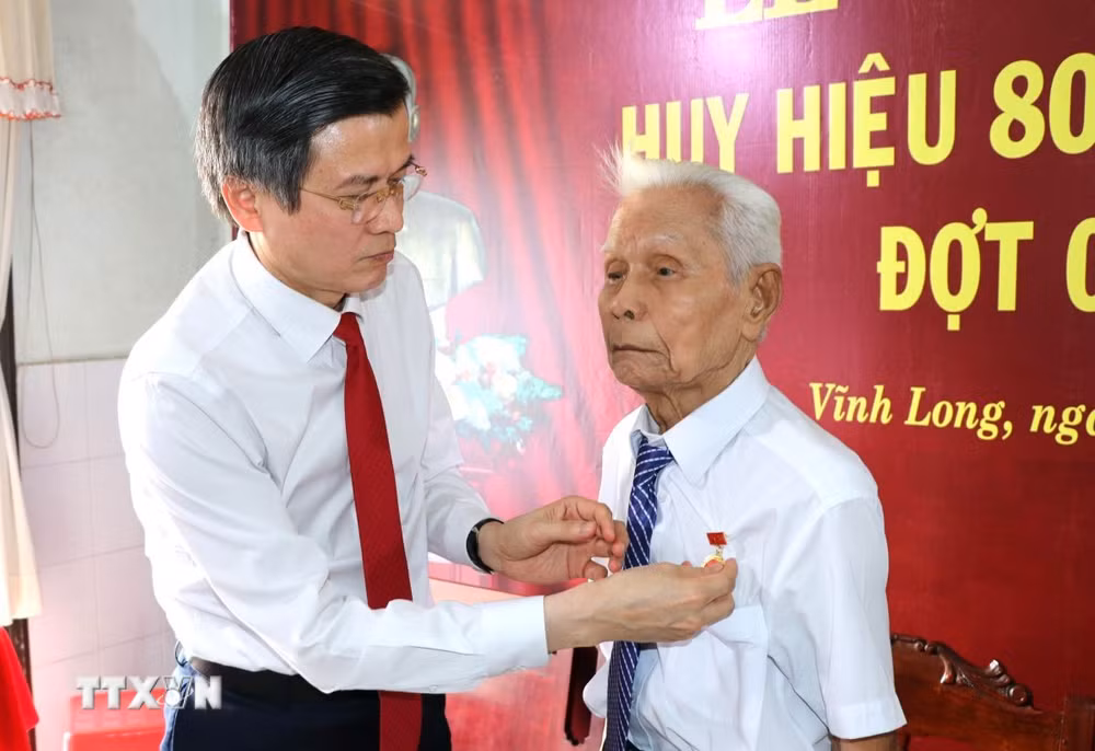 ttxvn-trao-huy-hieu-80-nam-tuoi-dang-cho-hai-dang-vien-lao-thanh-tai-vinh-long-30-2.jpg