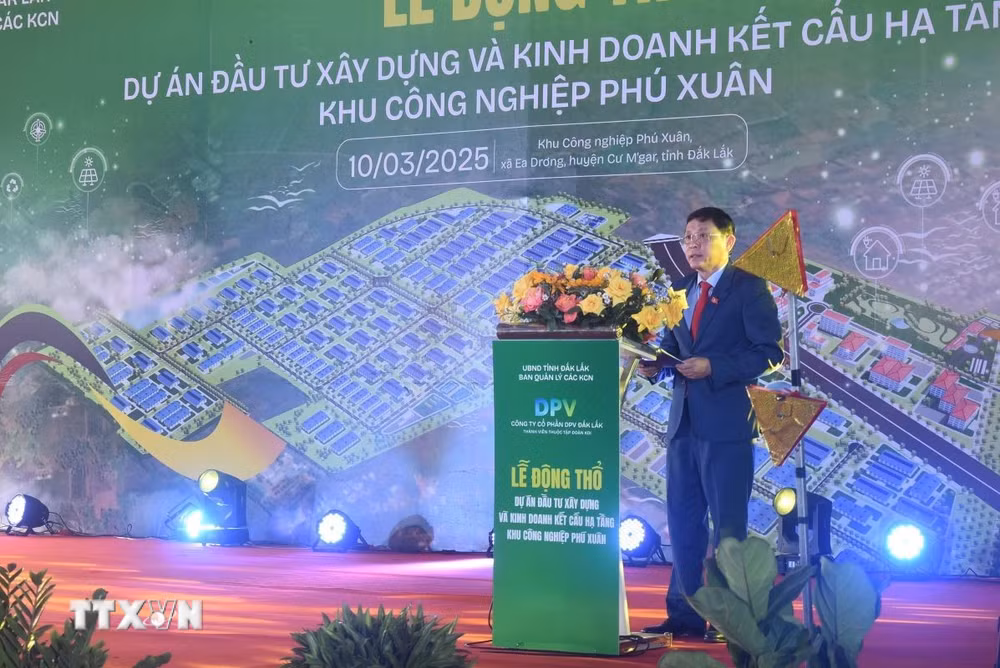 ttxvn-pho-thu-tuong-chinh-phu-tran-hong-ha-du-le-dong-tho-khu-cong-nghiep-tai-dak-lak-1003-2.jpg