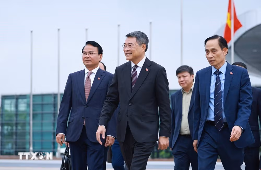 ttxvn-thu-tuong-len-duong-tham-du-hoi-nghi-cap-cao-ky-niem-35-nam-quan-he-asean-nga-tai-kazan-1606-2.jpg