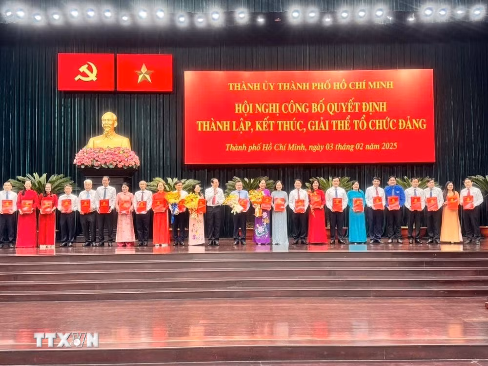 ttxvn-thanh-uy-thanh-pho-ho-chi-minn-trao-quyet-dinh-thanh-lap-ket-thuc-giai-the-to-chuc-dang-0302-2.jpg