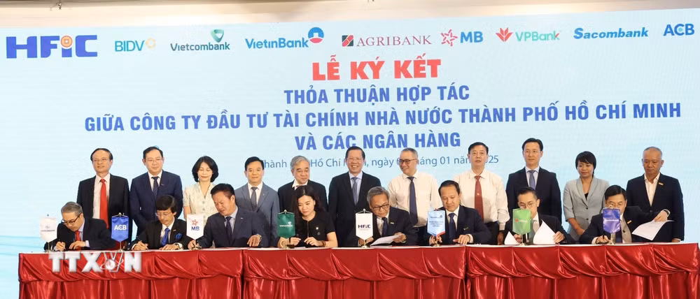 ttxvn-tp-ho-chi-minh-le-ky-ket-thoa-thuan-hop-tac-giua-hfic-va-cac-ngan-hang-060125.jpg