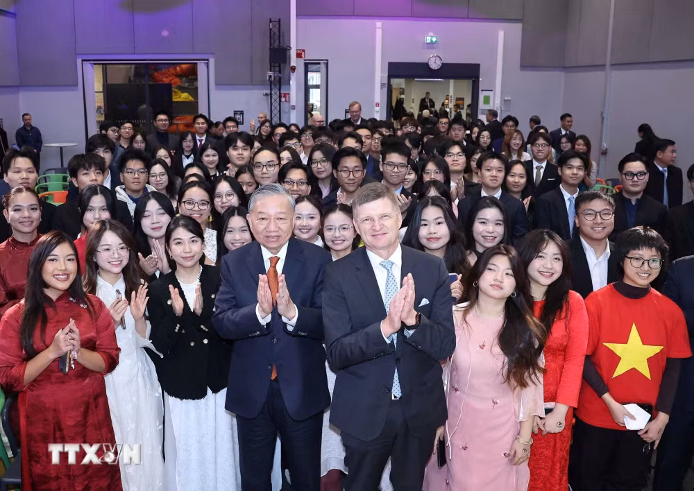 ttxvn-tong-bi-thu-gap-go-sinh-vien-viet-nam-dang-theo-hoc-tai-helsinki-3.jpg