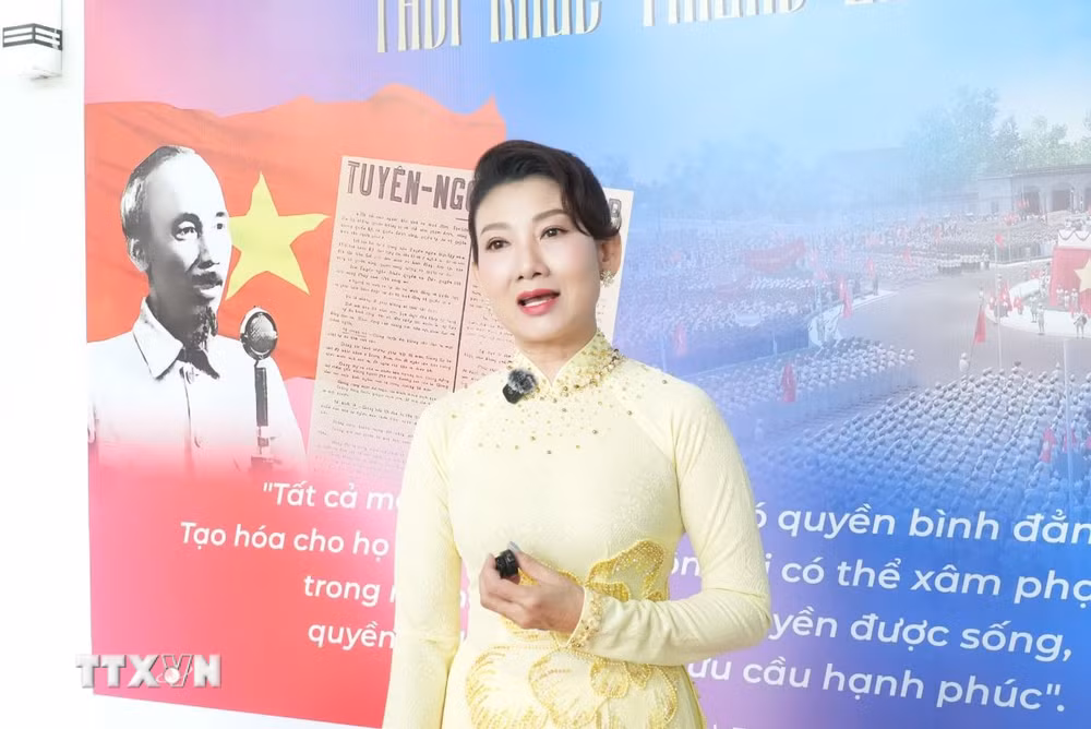 ttxvn-khai-mac-chuong-trinh-trai-nghiem-vr-tro-ve-thoi-khac-thieng-lieng-1908-3.jpg