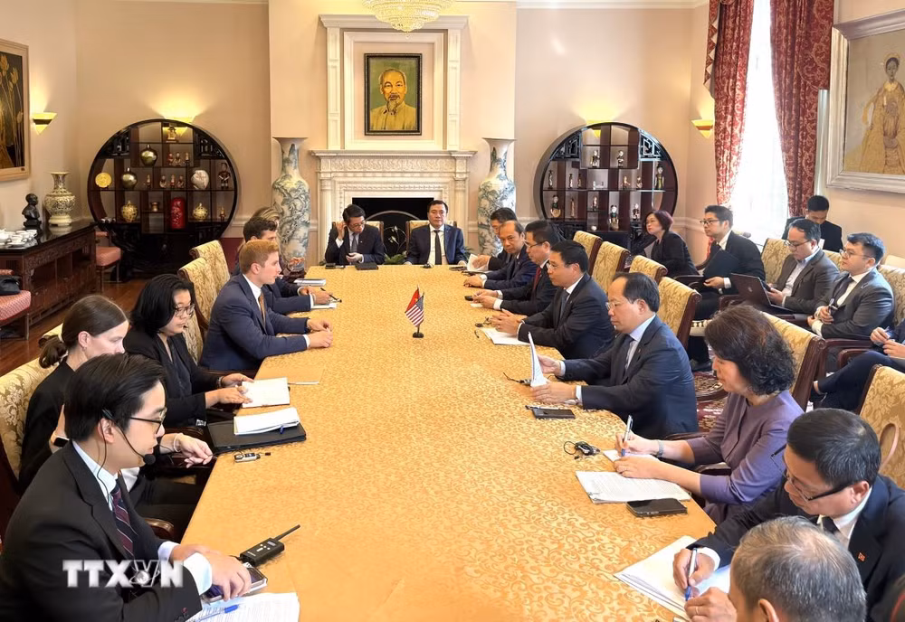 ttxvn-pho-thu-tuong-nguyen-van-thang-lam-viec-voi-cac-quan-chuc-cap-cao-hoa-ky-2908-2.jpg