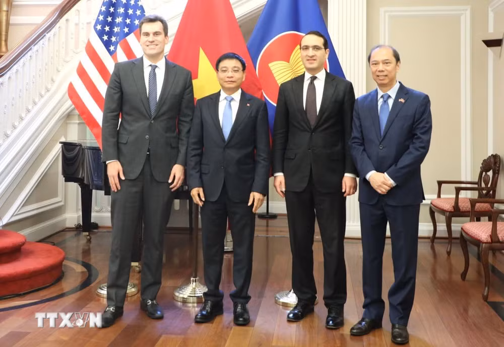 ttxvn-pho-thu-tuong-nguyen-van-thang-lam-viec-voi-cac-quan-chuc-cap-cao-hoa-ky-2908-3.jpg