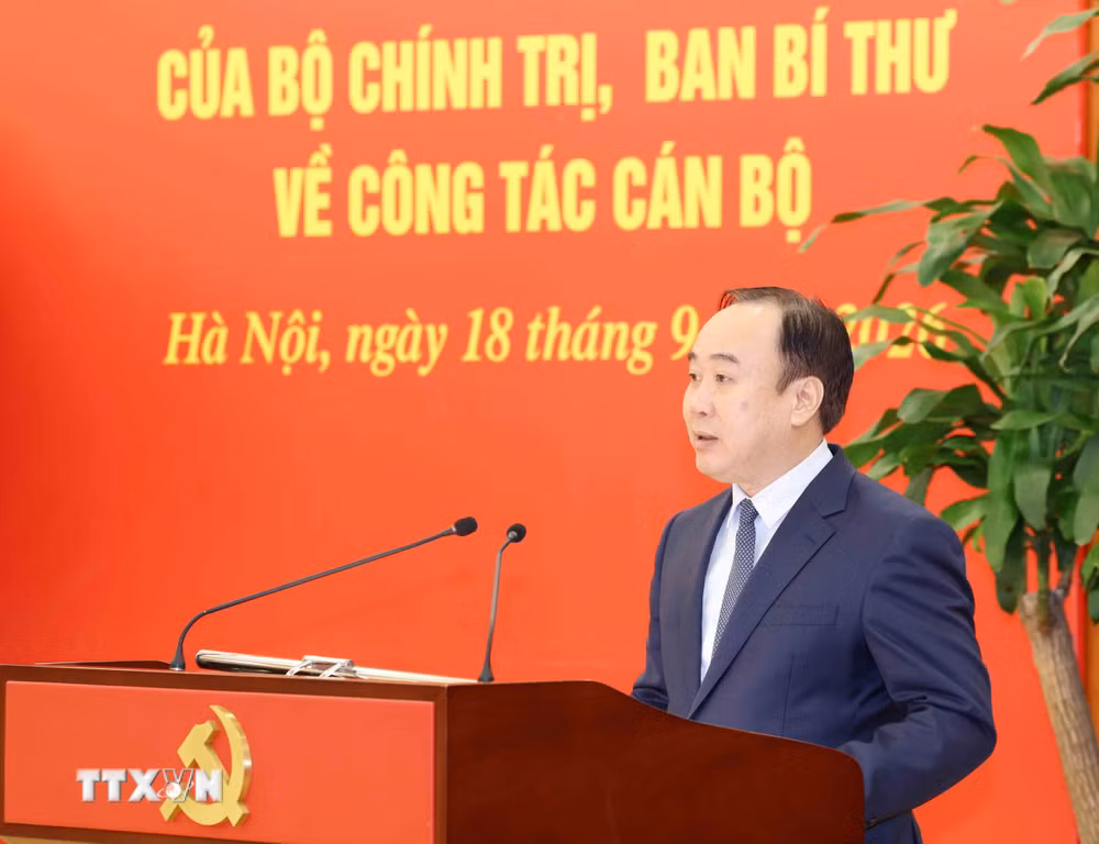 ttxvn-cong-bo-cac-quyet-dinh-cua-bo-chinh-tri-ban-bi-thu-ve-cong-tac-can-bo-1809-9.jpg