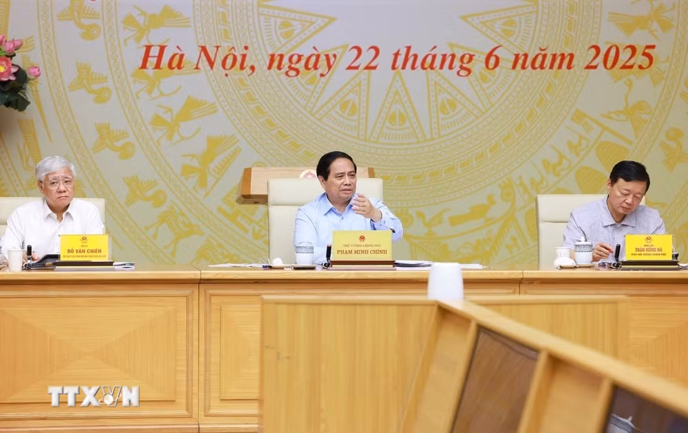 ttxvn-thu-tuong-chu-tri-phien-hop-lien-bcd-ve-xoa-nha-tam-va-du-an-trong-diem-2206-3.jpg