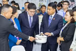 Các đại biểu tham quan gian hàng tại Triển lãm Quốc tế Điện tử và Thiết bị Thông minh năm 2025. (Ảnh: PV/Vietnam+)