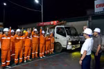 Đội xung kích Công ty Điện lực Lai Châu xuất quân ngay trong đêm 28/9 để hỗ trợ khắc phục sự cố tại Hà Tĩnh. (Ảnh: EVN)