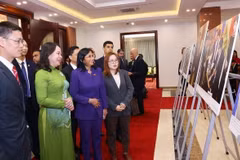Phó Chủ tịch nước Võ Thị Ánh Xuân và Phó Tổng thống thường trực Venezuela Delcy Rodríguez Gómez tham quan trưng bày một số hình ảnh tiêu biểu về quan hệ Việt Nam-Venezuela, do Thông tấn xã Việt Nam thực hiện. (Ảnh: Văn Điệp/TTXVN)