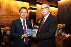 Bí thư Tỉnh ủy Lào Cai Đặng Xuân Phong tặng quà lưu niệm cho Hạ nghị sỹ Pedro Vázquez González. (Ảnh: Phi Hùng/ TTXVN)