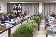 Thượng tướng Trần Quốc Tỏ và Trung tướng Lázaro Alberto Álvarez Casas đánh giá kết quả triển khai Thỏa thuận hợp tác giữa Bộ Công an Việt Nam và Bộ Nội vụ Cuba. (Ảnh: Việt Hùng/TTXVN)