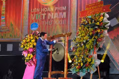 Phó Thủ tướng Trần Hồng Hà đánh cồng khai mạc Liên hoan phim Việt Nam lần thứ 23. (Ảnh: Nguyễn Dũng/TTXVN)