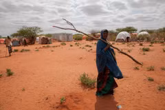 Người dân các vùng hạn hán sơ tán tới nơi ở tạm ở Werder (Ethiopia). (Ảnh: AFP/TTXVN)