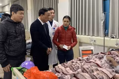 Lãnh đạo Ủy ban Nhân dân thành phố Cẩm Phả (Quảng Ninh) thăm hỏi, động viên công nhân bị thương tại bệnh viện. (Ảnh: TTXVN phát)