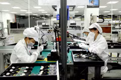 Công nhân làm việc tại tại Công ty Trách nhiệm Hữu hạn Star Engineers Việt Nam, Khu công nghiệp Bình Xuyên (Vĩnh Phúc). (Ảnh: Hoàng Hùng/TTXVN)