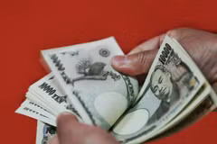 Kiểm tiền mệnh giá 10.000 yen Nhật Bản tại Thủ đô Tokyo. (Ảnh: AFP/TTXVN)